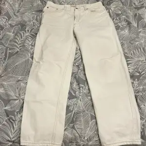 Hel beige/vita jeans med mycket fina sömar. Det är en wide leg model   Eur: 42    USA: 32     Mex: 32 