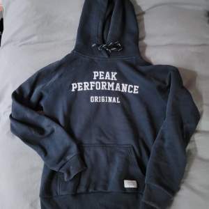 Marinblå peak hoodie i storlek M men passar mer än S. Säljer då den ej kommer till användning, den är super fin!🩵