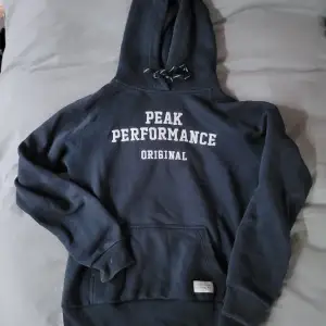 Marinblå peak hoodie i storlek M men passar mer än S. Säljer då den ej kommer till användning, den är super fin!🩵