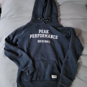 Peak Performance hoodie - Marinblå peak hoodie i storlek M men passar mer än S. Säljer då den ej kommer till användning, den är super fin!🩵