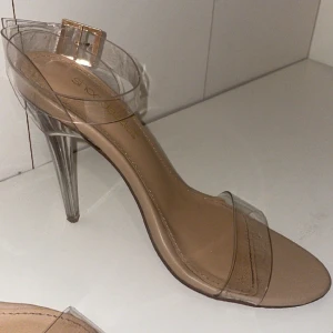 Klackskor - Genomskinliga jättesnygga klackskor! Bekväma men lite för små för mig.  36