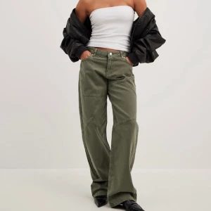 Jeans - Säljer dessa jeans från NA-KD. Helt nya med lappen kvar. Säljer då de är lite för stora för mig och glömde skicka tillbaka dem. Jätte snygga jeans som nästan är slut på hemsidan!🥰