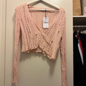 Kofta med håldesign - Kofta från stradavarious i nyskick som ni ser med prislappen kvar! pris kan diskuteras vid snabb affär💖