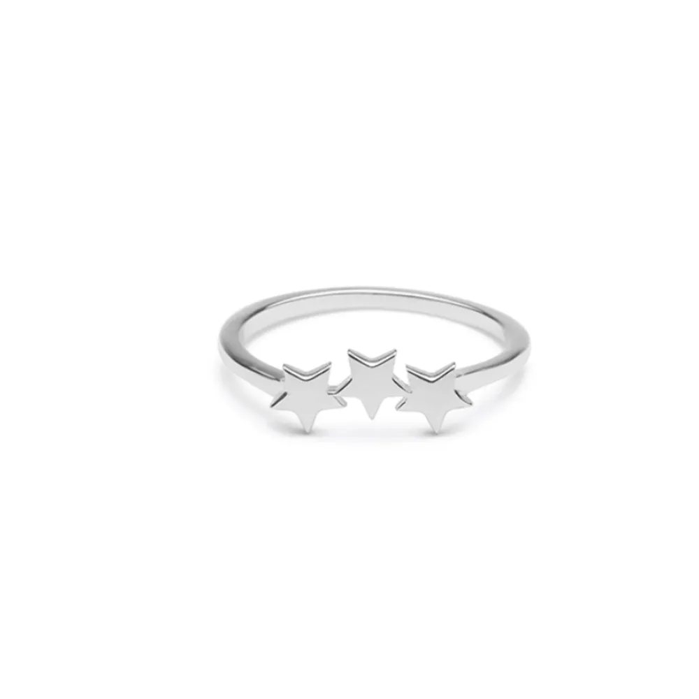 Säljer min ”Snap Ring Plain Triple Star” ring i silver från Syster P, Ask medföljer . Accessoarer.