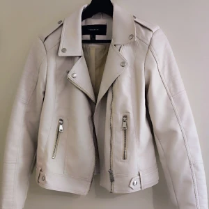 Vit Skinnimitation jacka  - Snygg jacka i vit skinnimitation från Veromoda, Nyskick