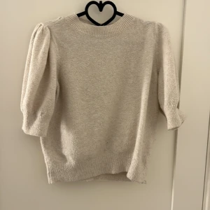 Stklm stil tröja  - Säljer beige tröja med korta ärmar , den är i 6/10 skick 💕