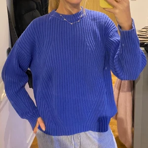 Stickad tröja från CARIN WESTER - Säljer denna våriga, fina tröja från Carin Wester i storlek M. Tröjan är väldigt sparsamt använd och i fint skick.