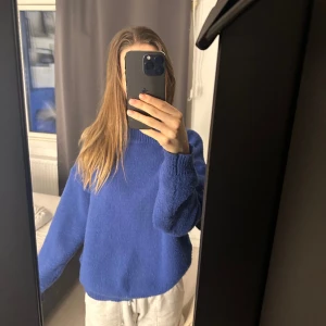 Stickad tröja - Blå jättefin stickad tröja som tyvärr inte kommer till användning. Använd två gånger och bara hängt i garderoben. Passar mig som är 171 och vanligtvis bär    S/XS. Priset går att diskutera, tryck EJ på köp nu utan hör av er innan💕