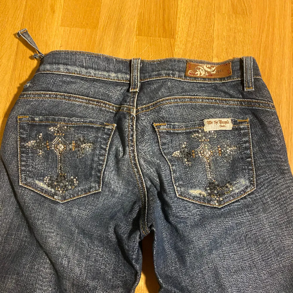 Jeansen har gått sönder i skärpdelen (det man ser på bilden) i övrigt är dom i gott skick. Några stenar har lossnat men långt ifrån alla, passar i längden på någon som är 160, dom är lågmidjade. Jeans & Byxor.