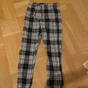Ett par rutiga pyjamasbyxor från Cubus i storleken 158/164