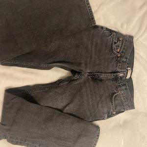 Low waist straigth jeans från Gina i färgen svartgrå Knappt använda så  ny skick Nypris 499kr