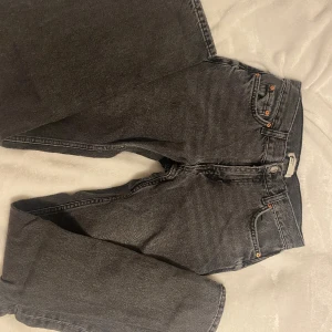 Low waist jeans - Low waist straigth jeans från Gina i färgen svartgrå Knappt använda så  ny skick Nypris 499kr
