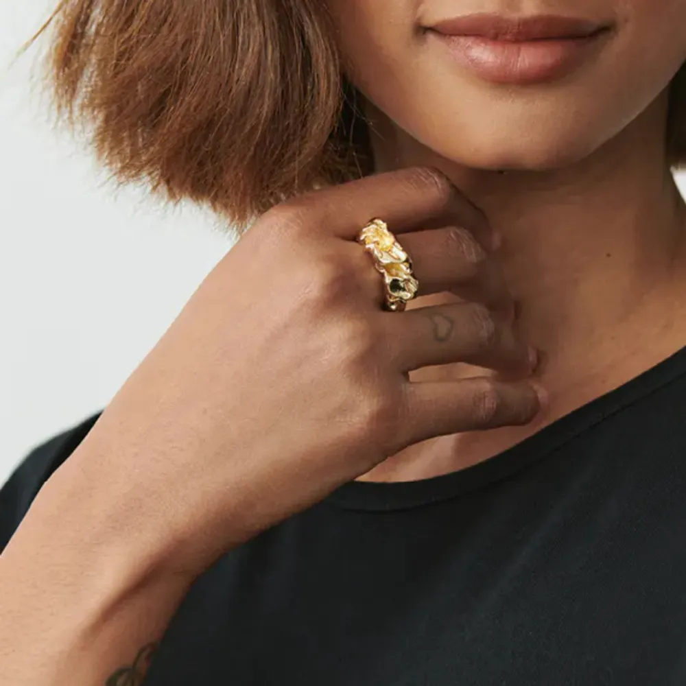 Säljer denna otroligt fina ring från Gina då den tyvärr är för stor. Köpt nyligen och aldrig använd så helt i nyskick! Hör av er vid frågor eller fler bilder 🥰🫶🏻. Accessoarer.