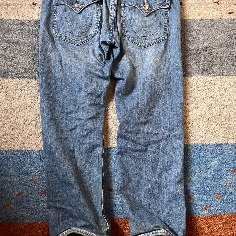 True Religion jeans i model skinny Tag. 36W. Midja (rakt över) 47cm. Innerben 68cm. Rips på knäna som skräddare har lagat. Skriv för fler bilder. Jeans & Byxor.