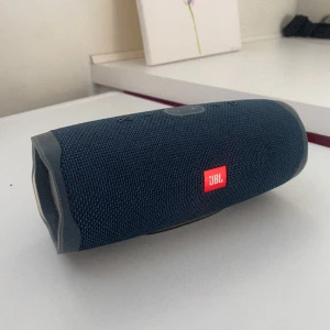 Jbl charge 4 - Säljer min högtalare då den inte används, mycket bra skick. Batteriet är bra och håller länge, den är även vattentät. Saknar dock laddaren till den!🩵