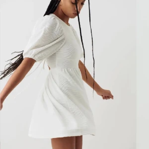 Studentklänning  - Studentklänning från Gina Tricot i storlek XS. Köpt hör på plick men kom aldrig till användning då jag bestämt mig för en annan studentklänning!🤍