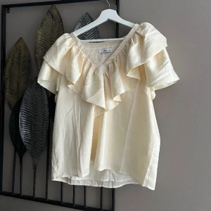 Volangblus - Jätte fin volangtopp perfekt till vår och sommar, använd fåtal gånger! Storlek 42/44 men sitter som M💓