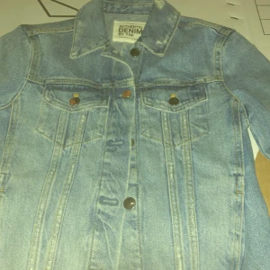 Zara jacka  - En snygg denim jacka autentisk denim by TRF