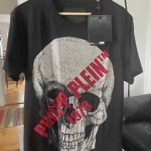 Oanvända Philip plein  - Tröjan är i helt nyskicka och aldrig använd alla tags o lappar för äkthet finns. 