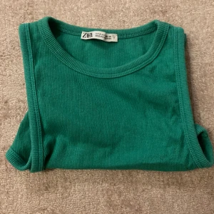 Zara topp - Mörkgrön topp från Zara som även kallas som linne. I princip nyskick med skönt material!🥝