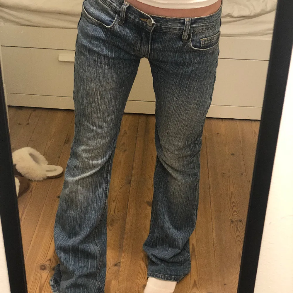 Säljer ett par jättefina Lågmidjade jeans som tyvärr är lite långa på mig. Använda fåtal gånger. Passar om man är över 165.🥰 Hör gärna av dig om du har några frågor. . Jeans & Byxor.