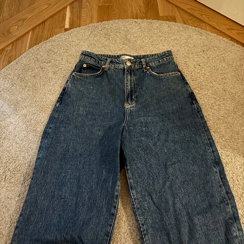Högmidjade baggyjeans som är lite använda, dem är i ett fint skick. . Jeans & Byxor.