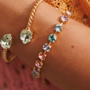 Caroline svedblom armband - Caroline svedblom armband med gröna stenar säljer då de inte kommer till användning 