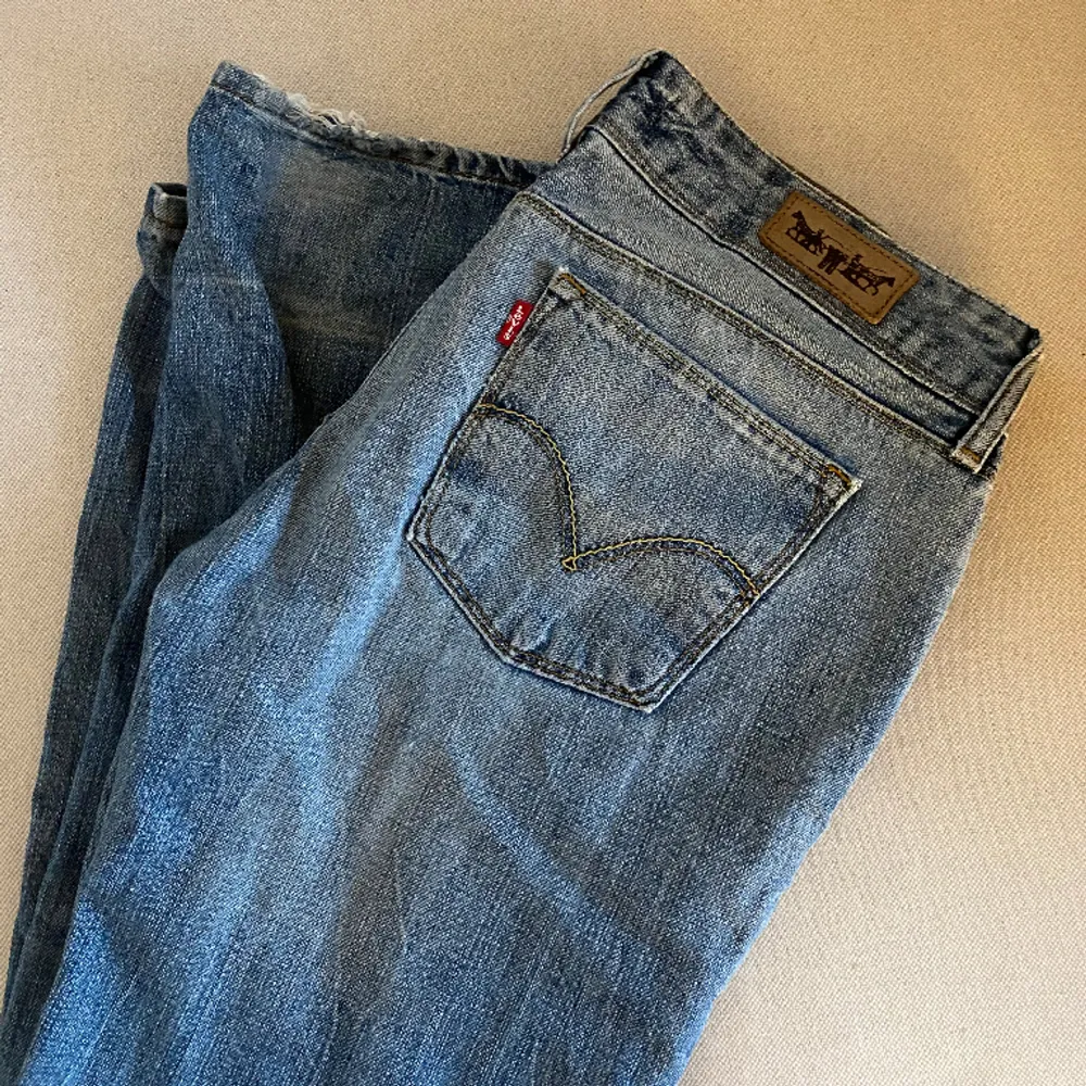 Väldigt lågmidjade jeans från Levis modell 570. Jag är 170cm. RAKA OCH LÅNGA . Jeans & Byxor.