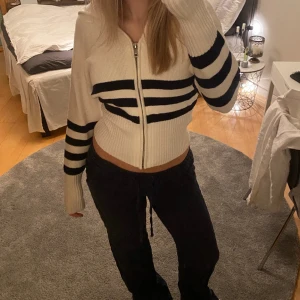 stickad tröja med dragkedja  - jättefin stickad tröja med dragkedja från zara, helt oanvänd! 