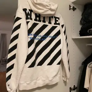 Köpte denna off white hoodien på Sellpy för 2000kr, knappt använt den men säljer för 500 då jag ej jag har kvitto. Passar både för kille o tjej 🤎