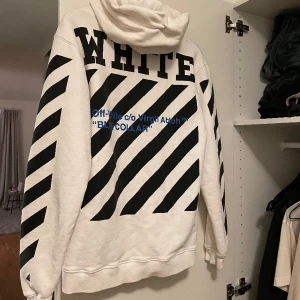 Off white hoodie - Köpte denna off white hoodien på Sellpy för 2000kr, knappt använt den men säljer för 500 då jag ej jag har kvitto. Passar både för kille o tjej 🤎