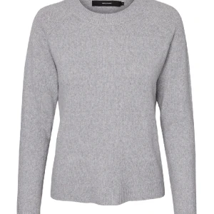 Stickad tröja  - Säljer denna fina stickade tröja från vero moda, lite nopprig. Original pris: 250kr