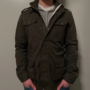 Woolrich fieldjacka -  Tjena, säljer nu denna skit snygga fieldjacka från Woolrich | Storleken är L | Färgen är mörkgrön och skicket är 9/10 | Modellen är ca 181 cm | Hör gärna av dig vid minsta lilla fundering 😊 