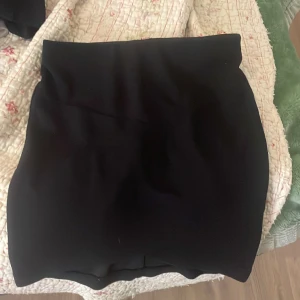En svart kjol - En jätte snygg svart kjol. Passar jätte bra till sommaren.