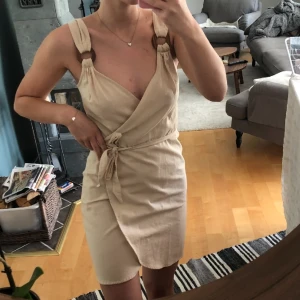 Klänning i linne - Sparsamt använd, nyskick!