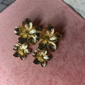 blomörhängen - aldrig andvända. köpta från ett UF❤️jätte söta och enkla