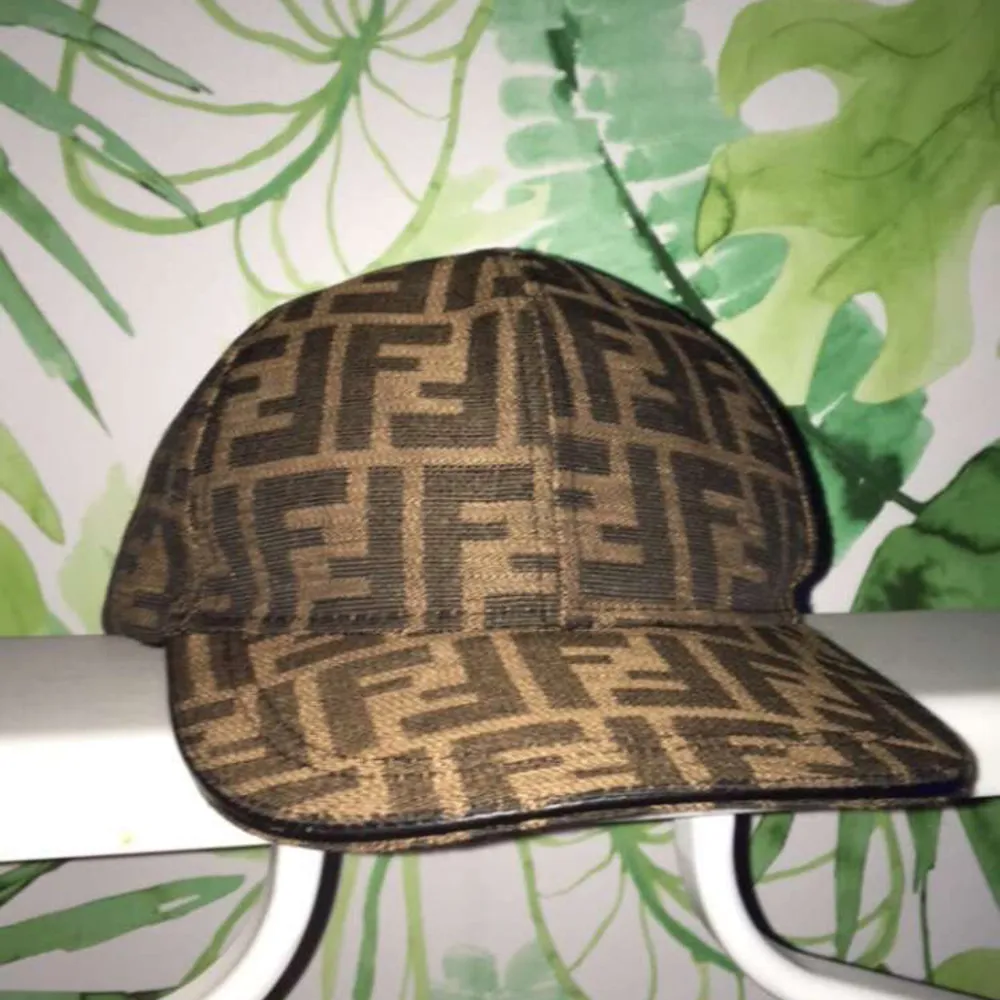 Fendi keps. Säljs pågrund av att jag inte använder den längre . Accessoarer.