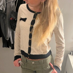 Kofta med rosett✨🎀 - Så söt prickig kofta!