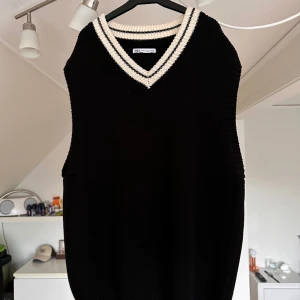 Stickad väst från Zara  - Stickad väst köpt på zara. Endast använd 1 gång. Nypris ca 400. 