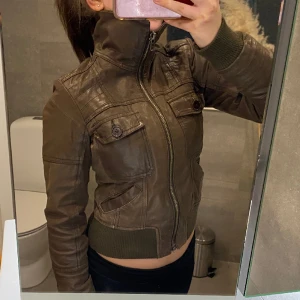 Kort vintage y2k jacka från ONLY - Unik Strl S.Fint skick förutom någon lös tråd på axeln men det är inget som syns. En vintage jacka från märket only som tyvär inte används av mig längre. Vill helst bara bli av med den då den tar plats så lägg prisförslag eller tryck gärna på köp nu❣️