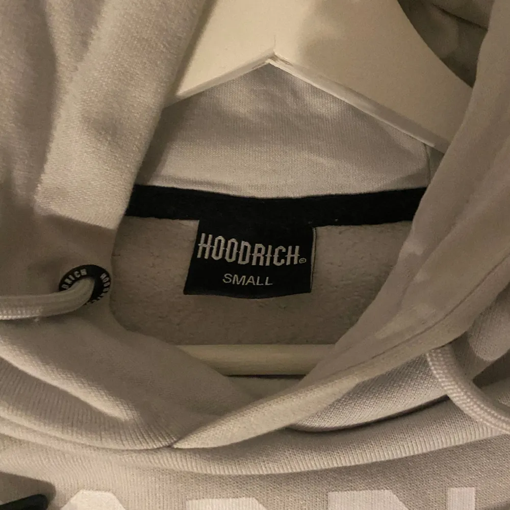 Säljer en Hoodrich i storlek S, använd men i utmärkt skick, finns även byxor till tröjan (pris för båda kan diskuteras). Hoodies.