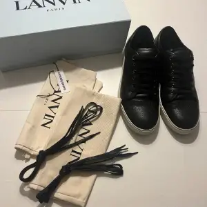 Säljer nu mina riktiga snygga lanvin skor. Uk10, motsvarar 44.Använda 2-3 gånger så 9,5/10 i skick. Köpta i november 2023 på kicksnstuff i Göteborg. Kvitto o allt og, två dustbags och svarta och navy blue extra snören.  Skriv vid några funderingar. 