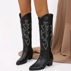 Cowboy boots - Jättefina Cowboyboots. Köpta för 469. Säljer då de inte riktigt va min stil. Skriv privat för fler bilder.  Storlek 37 men passar mig som brukar ha 38/39. Pris kan diskuteras vid snabb affär!💕