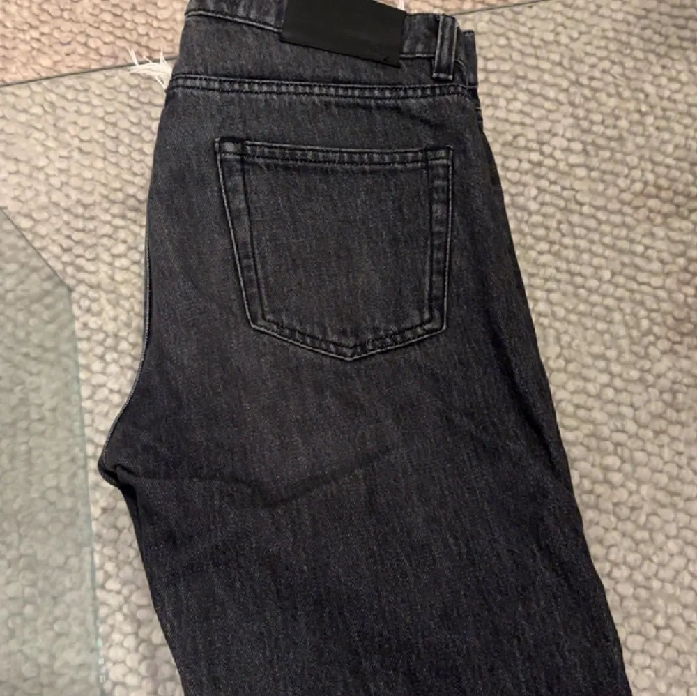 Storlek: 30/30 Skick: 9/10 Nypris: 1399kr  Raka jeans med en mörk tvätt perfekt till våren/hösten. Matchar med alla färger.. Jeans & Byxor.