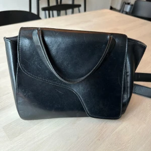 ATP atelier väska arezzo  - Väska i bra skick från ATP i modellen Arezzo plus axelrem i modellen spesso från ATP. 