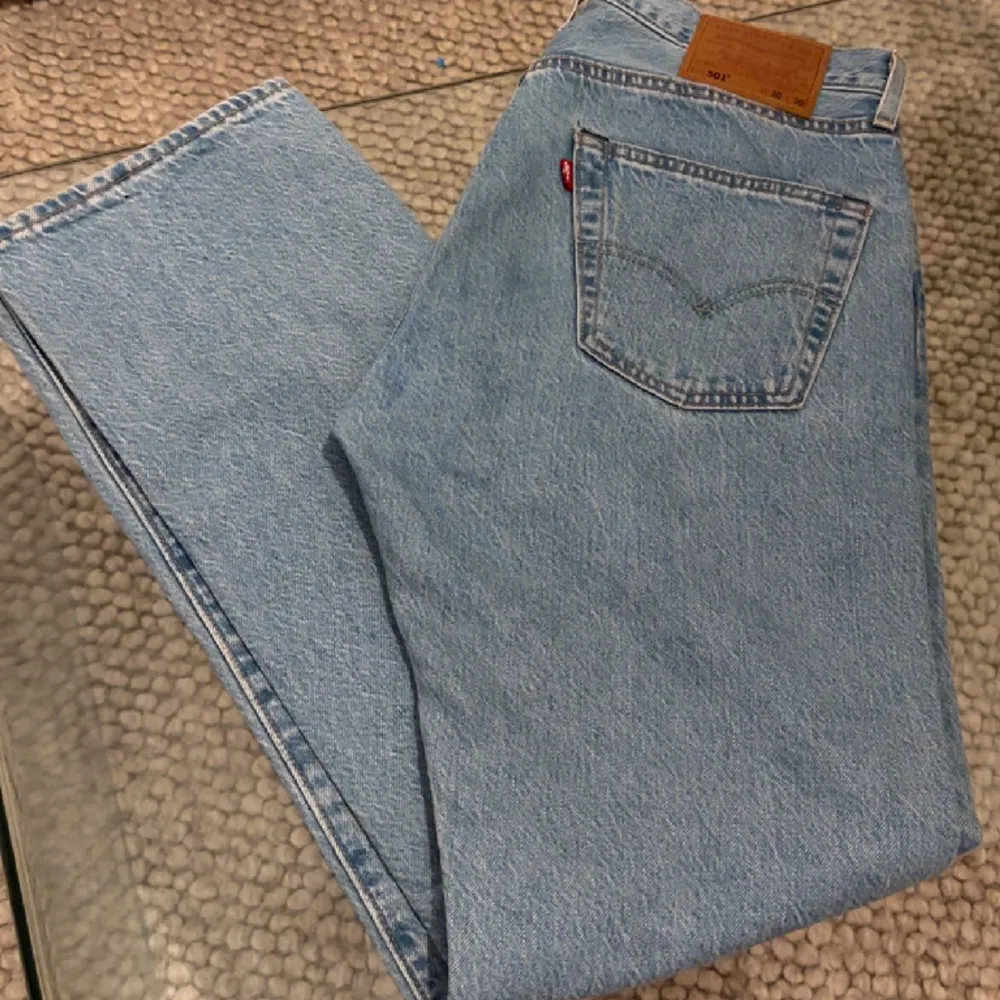 Storlek:  30/30 Skick: 9/10 - använda ca 5 gånger  Nypris: 1299kr   Riktigt fina och fräscha Levis jeans. Modellen är rak 501. Perfekt ljus tvätt i för våren.. Jeans & Byxor.