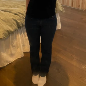 Levis jeans - Lågmidjade Levis jeans i jättefin mörkblå färg. Modellen 515 bootcut. Skulle säga att de passar xs/s.