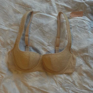 Bh 75B - Säljer min bh i storlek 75B.  Den är oanvänd och har fortfarande lappar kvar. Den har en låg kupa som gör att den passar perfekt till toppar med låg och fyrkantig ringning. Jag säljer den då jag råkade köpa fel kupstorlek🫶🏻