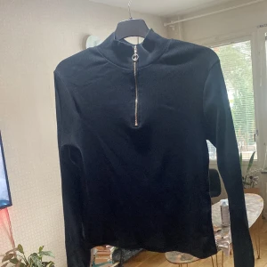 Tröja med kedja.  - Långa armar. Bra skick.  Lite storleken.