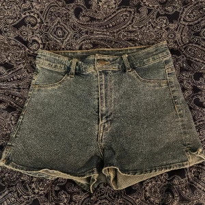 Jeansshorts - Ett par söta jeansshorts från h&m med en liten slits på sidorna. Väldigt bekväma. De sitter typ som midwaist. Jag har knappt använt dom och de passar inte längre. Storlek 34. Hör av dig om du vill se hur de ser ut på! Säljer för 59kr.